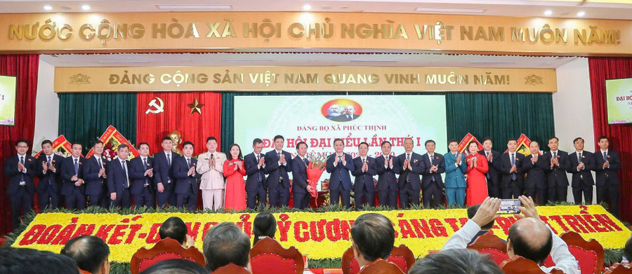 Ông Hà Minh Hải, Trưởng Ban Tổ chức Thành ủy Hà Nội chúc mừng Ban chấp hành Đảng bộ xã Phúc Thịnh.