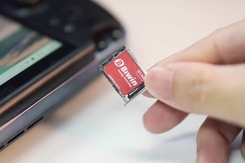 Trung Quốc chuẩn bị mở bán SSD nhỏ như thẻ SIM, tháo lắp cũng dùng que chọc SIM luôn mới lạ!- Ảnh 1. Trung Quốc chuẩn bị mở bán SSD nhỏ như thẻ SIM, tháo lắp cũng dùng que chọc SIM luôn mới lạ!- Ảnh 1.