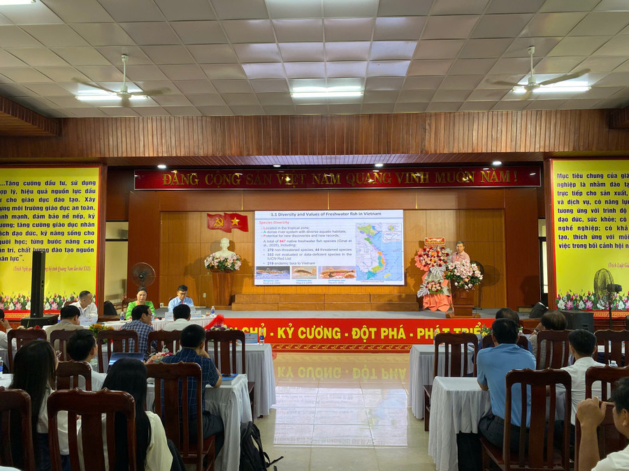 Các đại biểu trình bày tham luận tại Hội nghị.