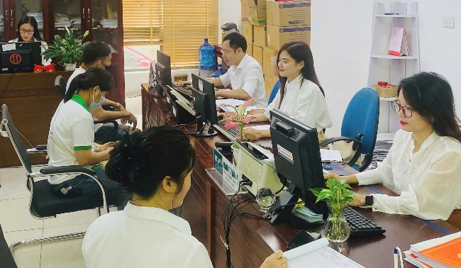 Cán bộ Sở Tài chính tỉnh Bắc Ninh hướng dẫn, hỗ trợ người dân và doanh nghiệp thực hiện thủ tục hành chính.