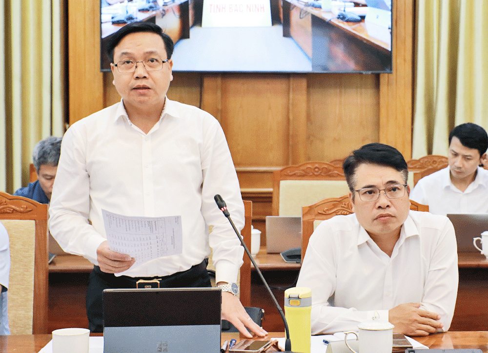 Ông Nguyễn Đình Hiếu - Giám đốc Sở Tài chính tỉnh Bắc Ninh báo cáo tại Hội nghị sơ kết 1 tháng sau hợp nhất tỉnh và vận hành chính quyền địa phương 2 cấp.