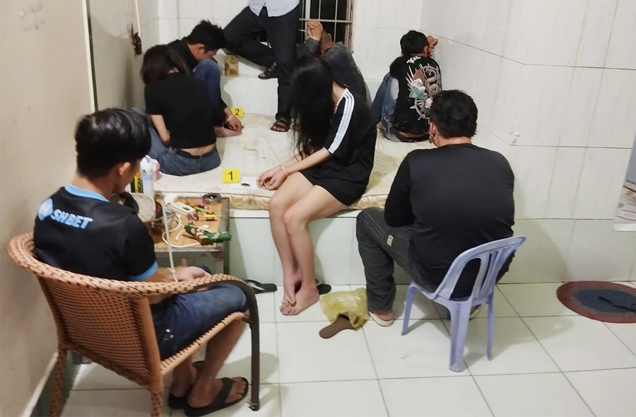 Các đối tượng bị bắt quả tang tổ chức và sử dụng trái phép chất ma tuý tại một phòng trọ ở An Giang. Ảnh: Tiến Tầm.