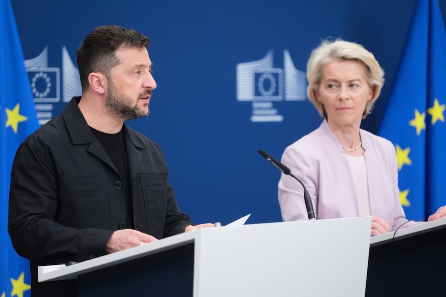 Chủ tịch Ủy ban Châu Âu Ursula von der Leyen, bên phải, và Tổng thống Ukraine Zelensky tham dự một cuộc họp báo tại trụ sở EU ở Brussels, Bỉ. (Nguồn: Associated Press)