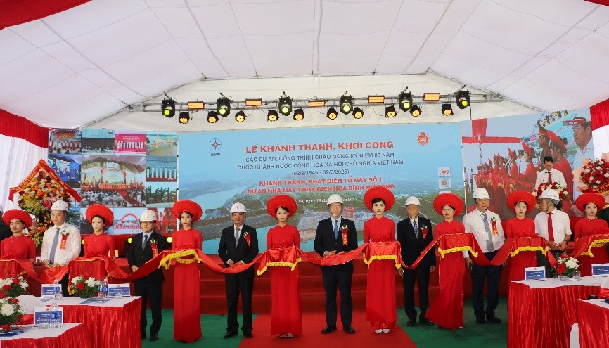 Phó Thủ tướng Mai Văn Chính cùng các đại biểu cắt băng khánh thành Tổ máy số 1, Dự án Nhà máy Thủy điện Hòa Bình mở rộng.