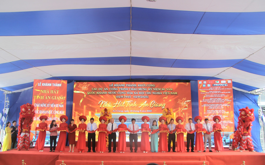 Các đại biểu cắt băng khánh thành Nhà hát tỉnh An Giang.