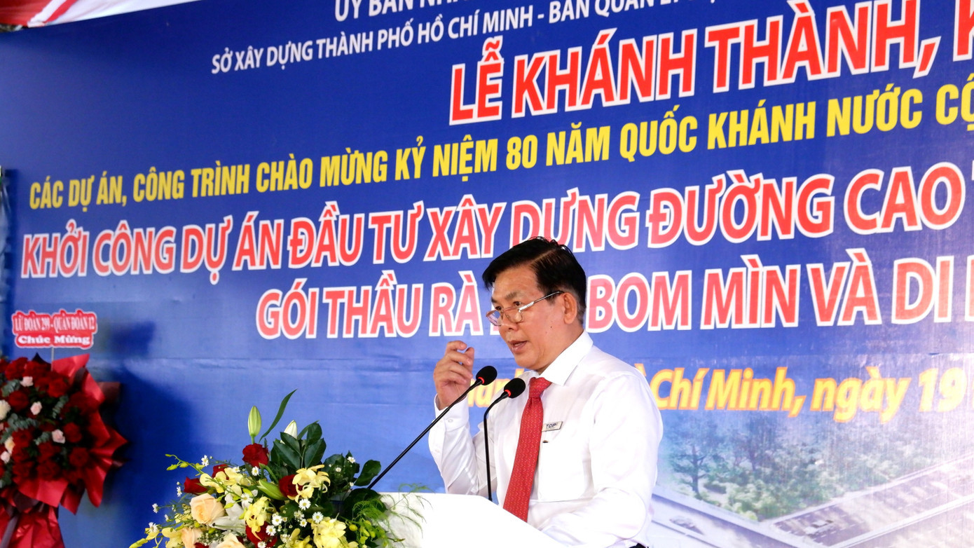 Ông Lương Minh Phúc, Giám đốc Ban Quản lý dự án đầu tư xây dựng giao thông TP. Hồ Chí Minh phát biểu tại buổi lễ.