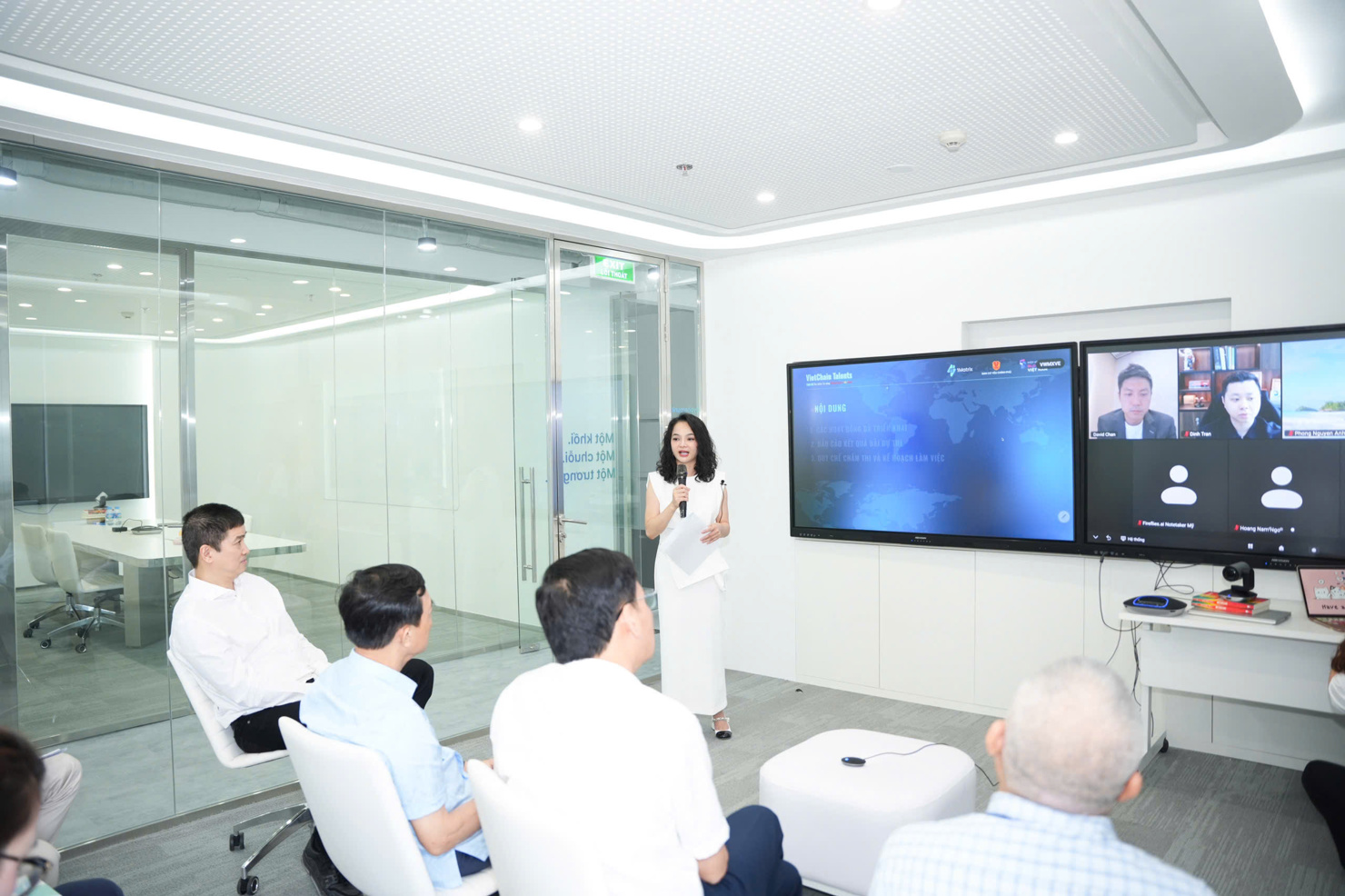 Bà Nguyễn Vân Hiền thảo luận với các Giám khảo về thể lệ và quy chế cuộc thi, đảm bảo tính công bằng, minh bạch ở mức độ cao nhất.