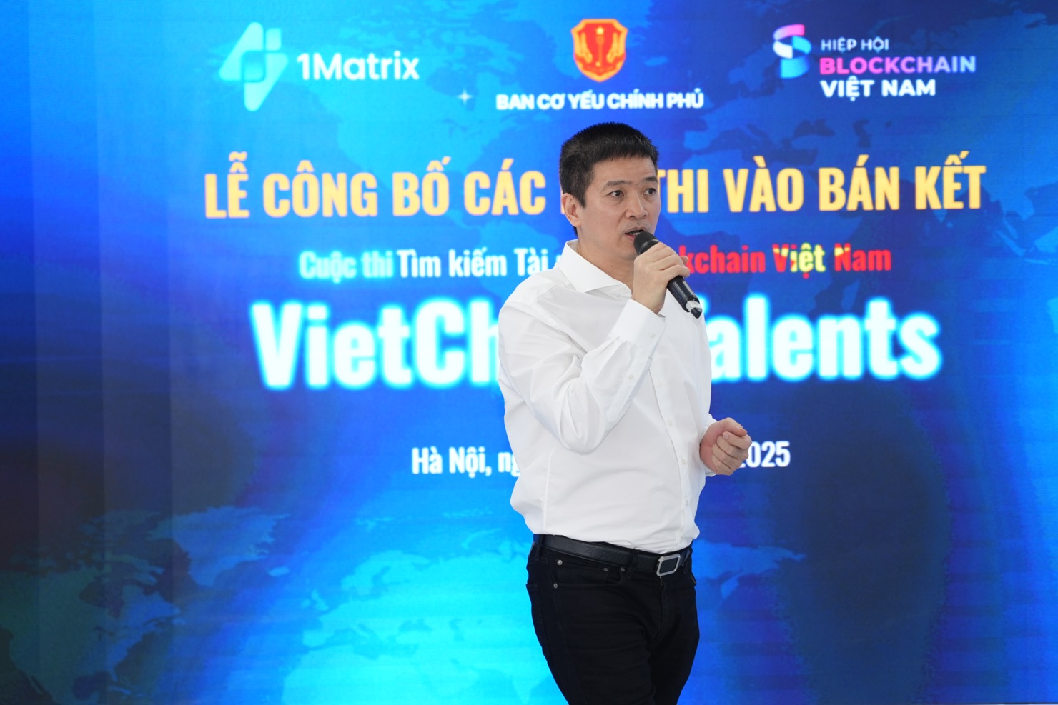 Ông Phan Đức Trung - Chủ tịch Hội đồng Giám khảo Cuộc thi VietChain trong Lễ Công bố các đội thi vào Bán kết trước đó.