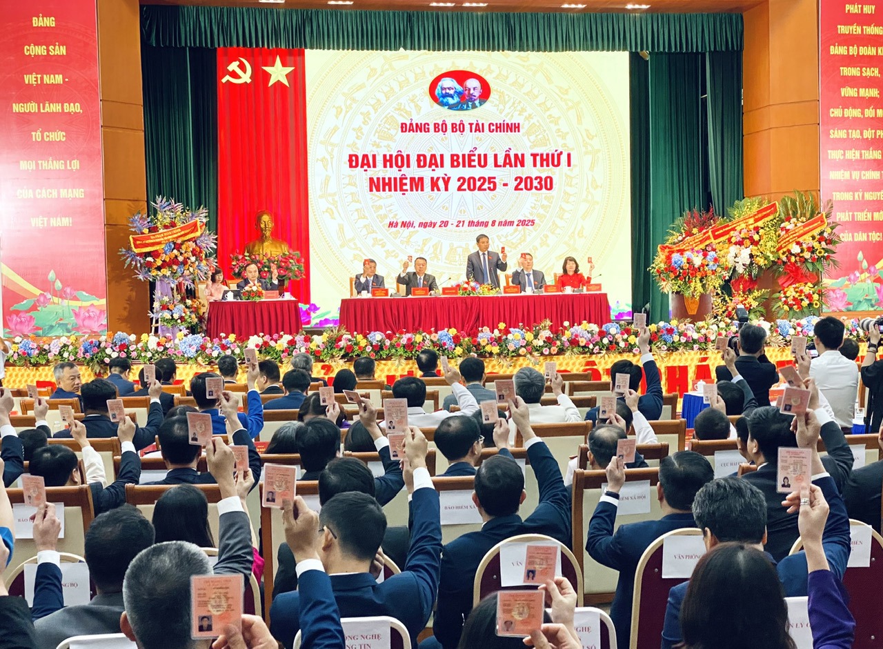 Đại hội đại biểu Đảng bộ Bộ Tài chính lần thứ I nhiệm kỳ 2025-2030 thông qua Nghị quyết Đại hội.