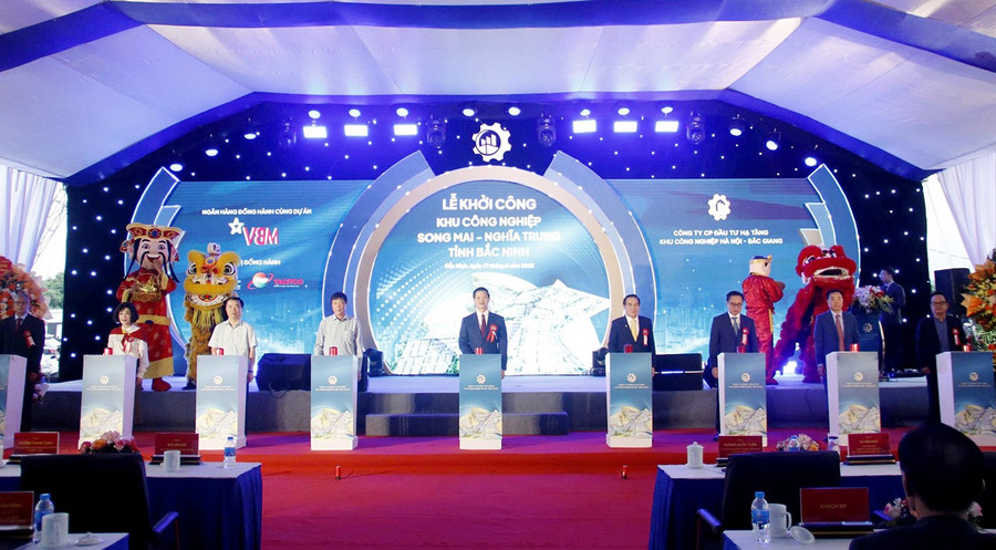 Các đại biểu thực hiện nghi thức khởi công KCN Song Mai – Nghĩa Trung.