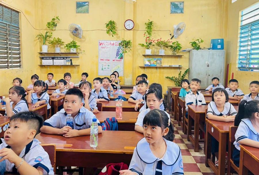 Học sinh lớp 1 Trường Tiểu học A Phú Hòa (xã Phú Hòa, tỉnh An Giang) trong ngày đầu đến lớp.