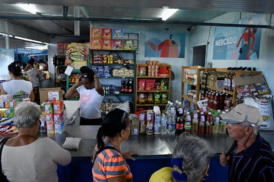 Người dân mua thực phẩm tại một cửa hàng ở Havana, Cuba, ngày 22/7. REUTERS