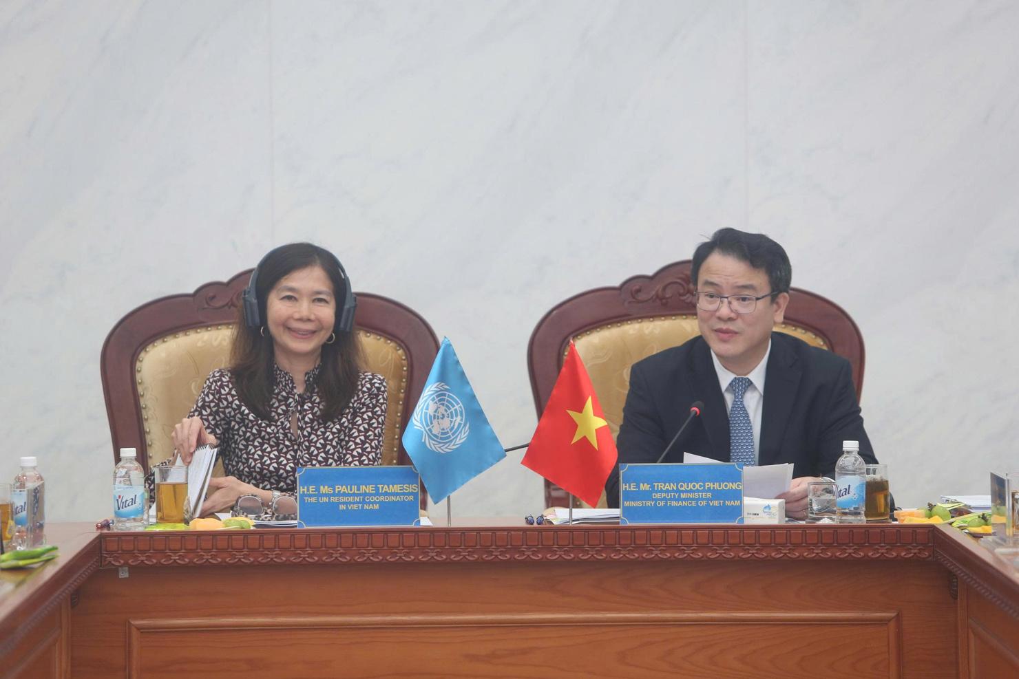 Thứ trưởng Bộ Tài chính Trần Quốc  Phương và bà Pauline Tamesis - Điều phối viên thường trú Liên Hợp quốc đồng chủ trì cuộc họp.