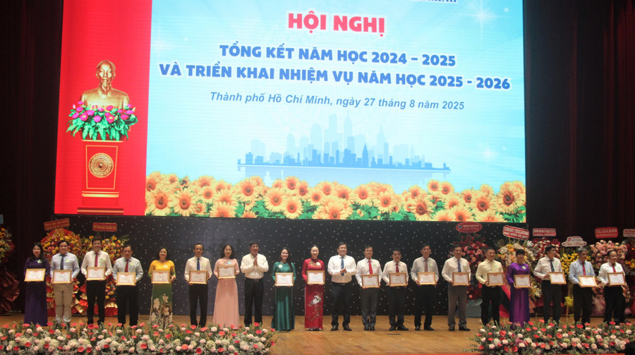 tong-ket-nam-hoc-tphcm-4.jpg