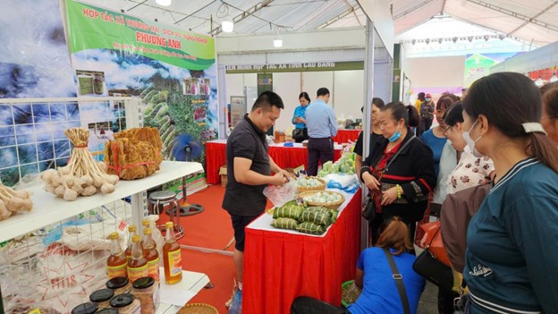 Gian hàng triển lãm, trưng bày, giới thiệu sản phẩm tại Hội chợ xúc tiến thương mại sản phẩm OCOP tỉnh Cao Bằng 