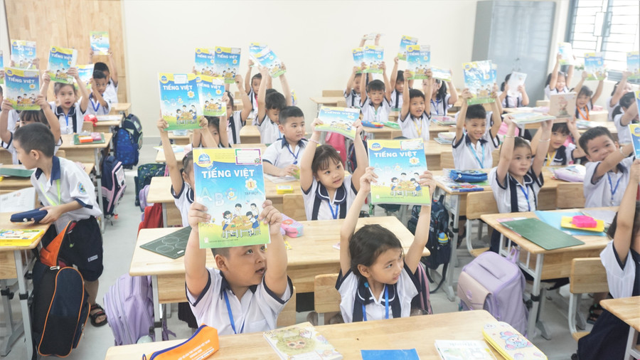 Học sinh, giáo viên trường tiểu học Đặng Thùy Trâm vui vẻ bên ngôi trường mới (An Hội Tây, TPHCM).