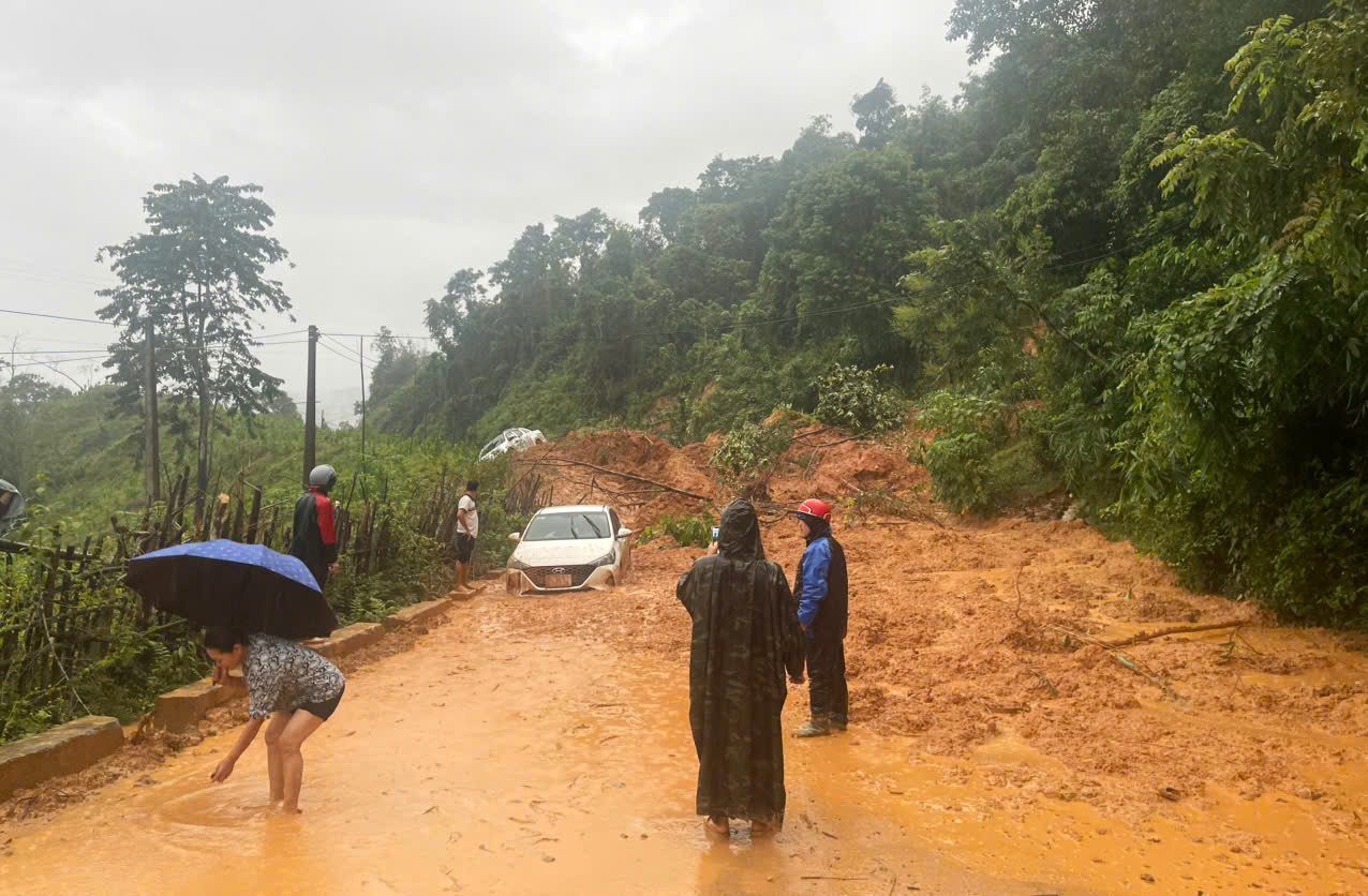 Cục Đường bộ Việt Nam yêu cầu dồn lực khắc phục hậu quả bão số 6, bảo đảm an toàn giao thông. Ảnh: drvn