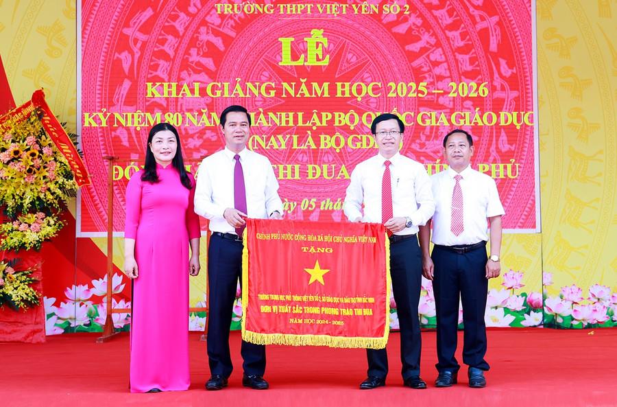 Thừa ủy quyền, lãnh đạo tỉnh Bắc Ninh trao tặng Cờ thi đua của Chính phủ cho tập thể Trường THPT Việt Yên số 2.