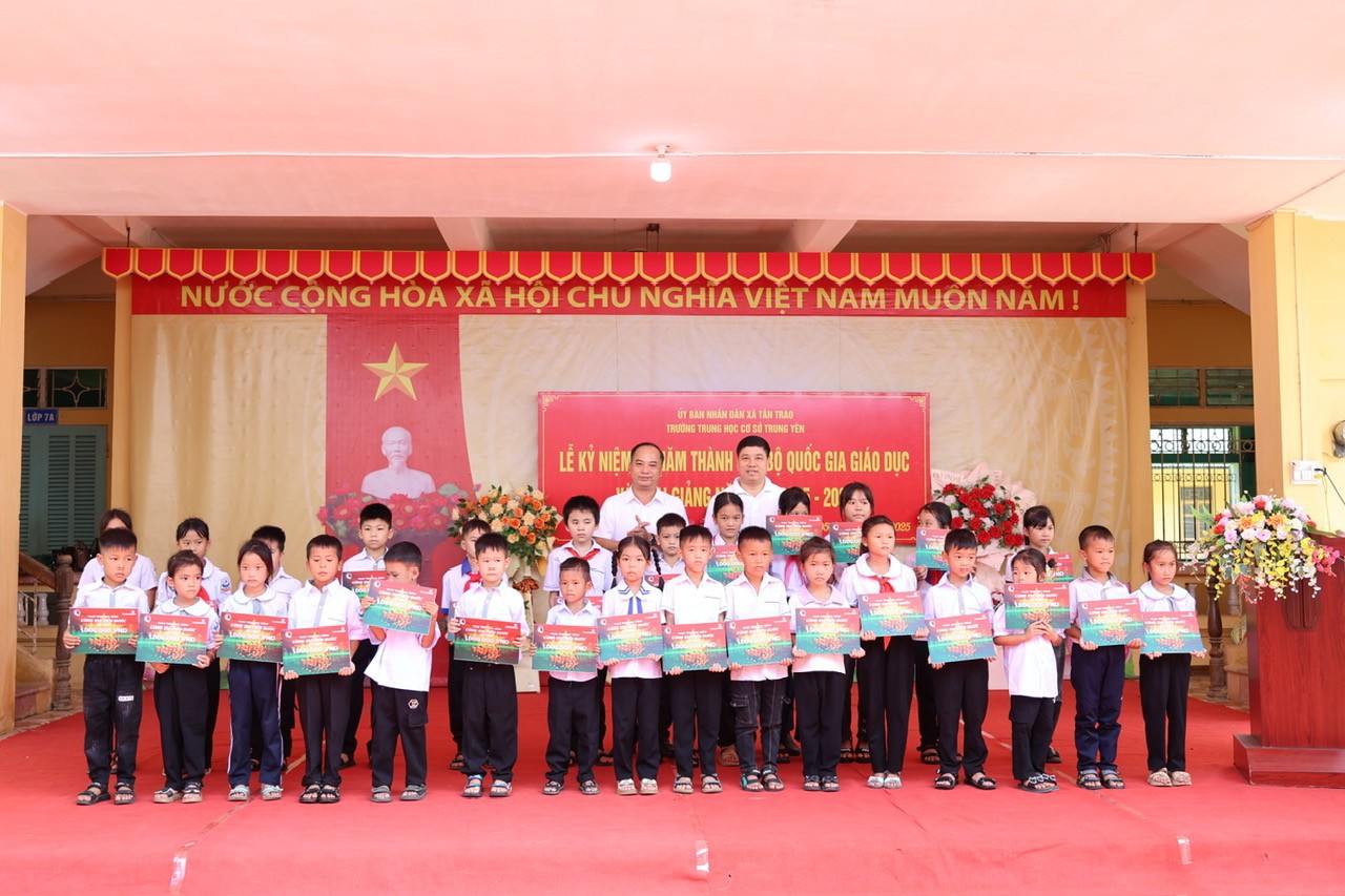 Đại diện Vietcombank trao học bổng cho các em học sinh Trường Tiểu học Tân Trào và Trường Tiểu học Tôn Đức Thắng.