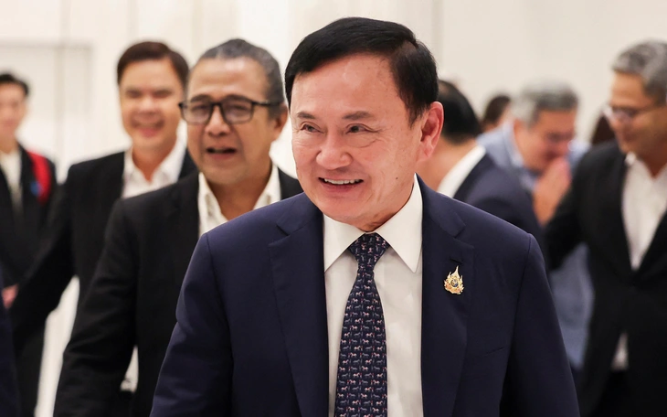 Ông Thaksin đáp xuống Singapore - Ảnh 2.