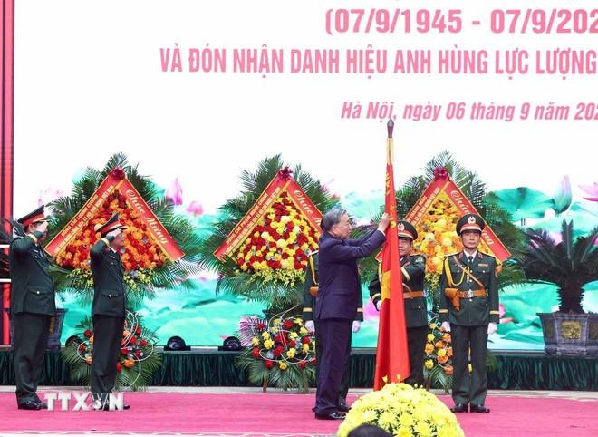 Tổng Bí thư Tô Lâm trao tặng Danh hiệu Anh hùng Lực lượng Vũ trang Nhân dân cho Bộ Tổng Tham mưu Quân đội Nhân dân Việt Nam. (Ảnh: Thống Nhất/TTXVN).