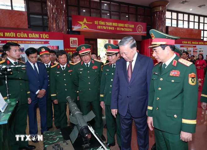 Tổng Bí thư Tô Lâm và các đại biểu tham quan Khu trưng bày sản phẩm công nghiệp Quốc phòng. (Ảnh: Trọng Đức /TTXVN).