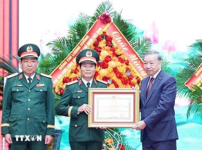 Tổng Bí thư Tô Lâm trao tặng Danh hiệu Anh hùng Lực lượng Vũ trang Nhân dân cho Bộ Tổng Tham mưu Quân đội Nhân dân Việt Nam. (Ảnh: Thống Nhất/TTXVN).