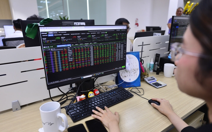 Cá nhân bán ròng chứng khoán nhiều nhất 3 năm, khối ngoại và tự doanh 'ôm hàng' - Ảnh 2.