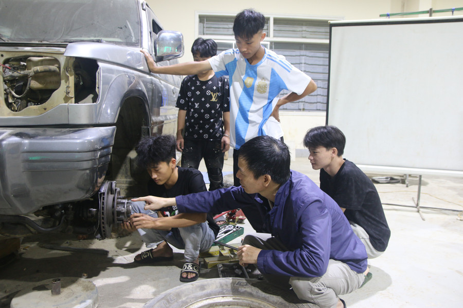 Tiết thực hành của thầy trò lớp Công nghệ ô tô Trường Cao đẳng Lai Châu.