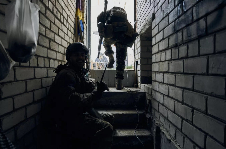Một nhóm quân Ukraine trong công sự tại Kupyansk.