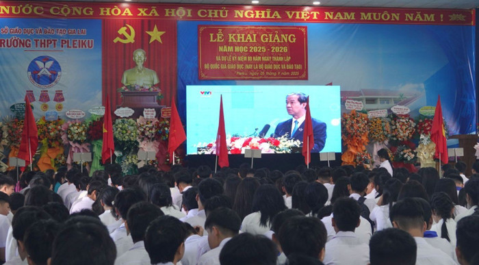 Thầy và trò Trường Trung học phổ thông Pleiku, Gia Lai chung nhịp khai giảng cùng cả nước