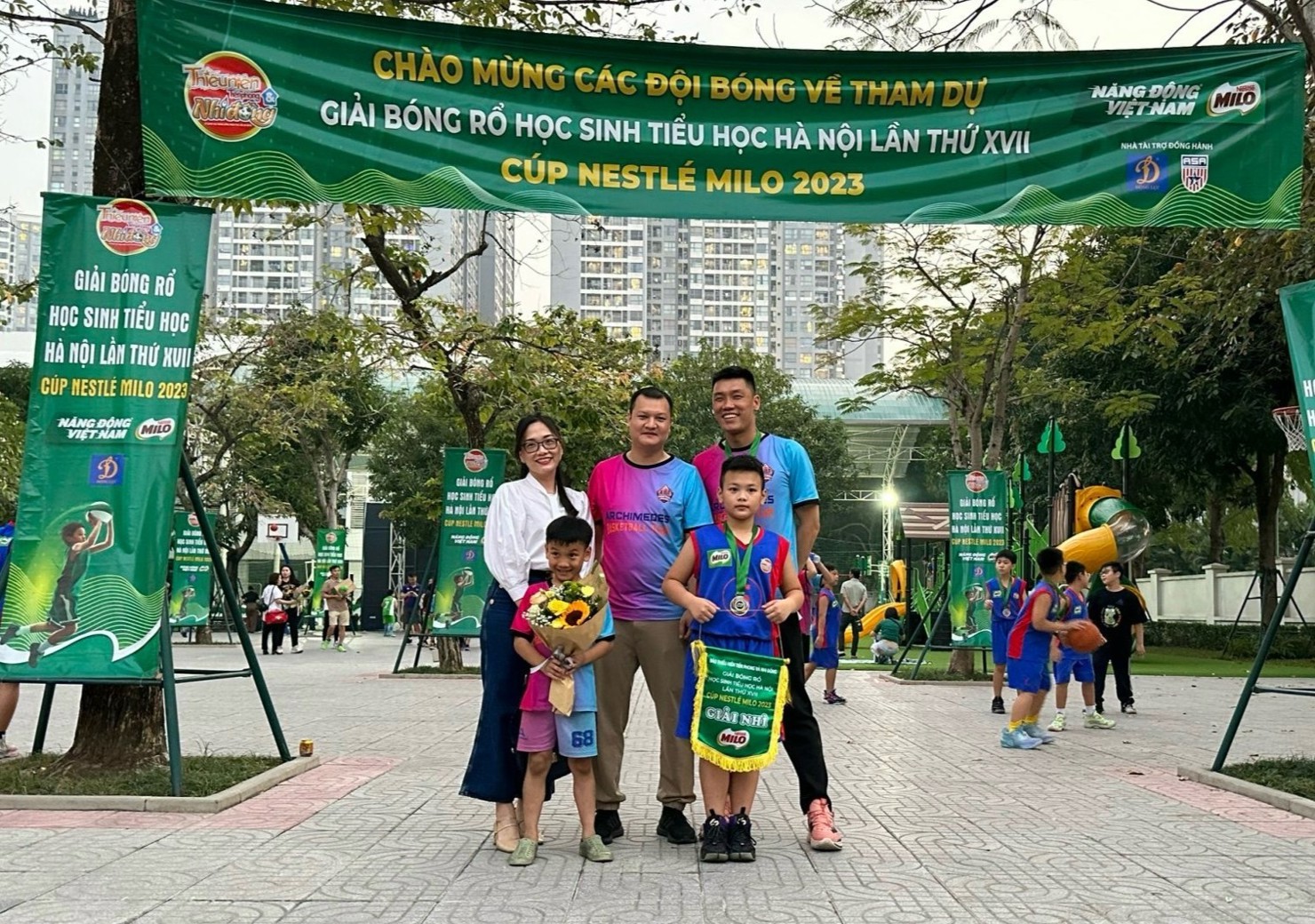 Từng cột mốc quan trọng của trẻ luôn có bóng dáng bố mẹ đồng hành và cổ vũ.