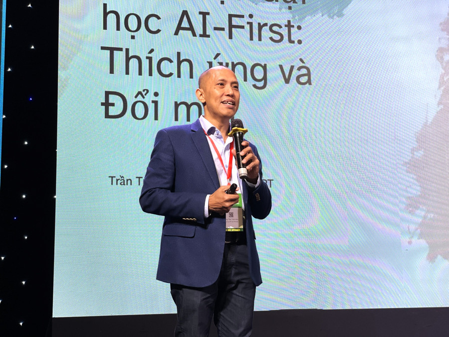 Ông Trần Tuấn Anh, Phó Giám đốc Phân hiệu Trường Đại học FPT cơ sở TPHCM chia sẻ tại hội thảo. Ảnh: Hà An.