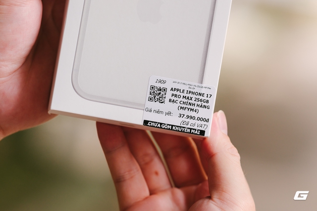 Mở hộp iPhone 17 Pro Max hai màu “hot” nhất hôm nay: Máy chính hãng phiên bản thương mại- Ảnh 2. Mở hộp iPhone 17 Pro Max hai màu “hot” nhất hôm nay: Máy chính hãng phiên bản thương mại- Ảnh 2.