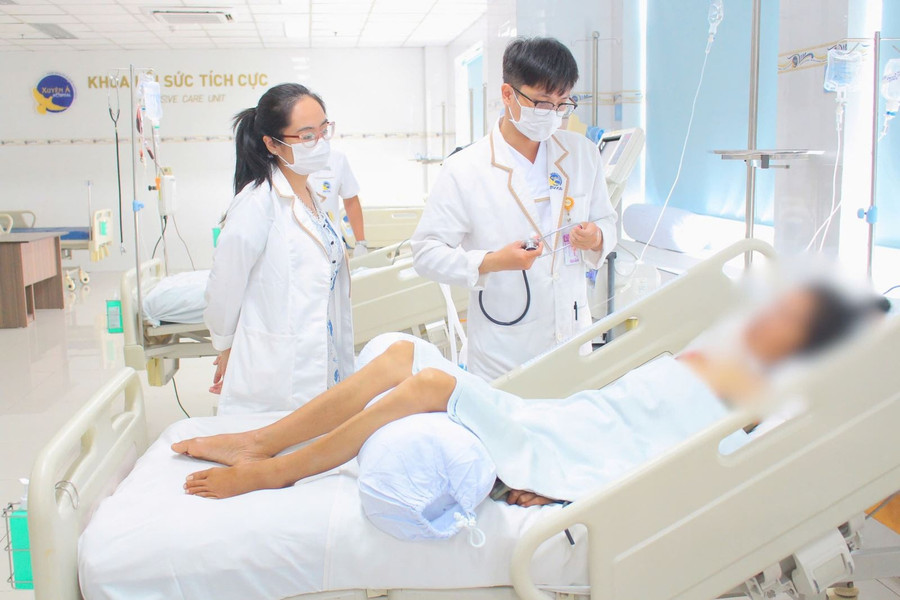 Bác sĩ thăm khám cho bệnh nhân. Ảnh: BV