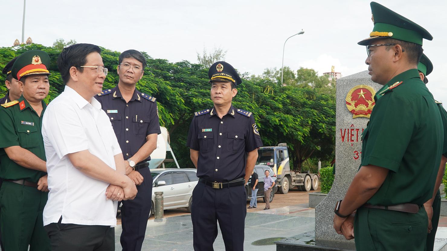 Chủ tịch UBND tỉnh An Giang Hồ Văn Mừng khảo sát tại cửa khẩu quốc tế Hà Tiên (An Giang)