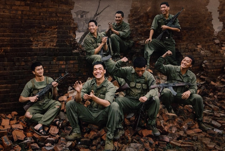 'Mưa đỏ' bất ngờ công bố rời rạp khi vừa đạt doanh thu 700 tỉ đồng - Ảnh 1. 'Mưa đỏ' bất ngờ công bố rời rạp khi vừa đạt doanh thu 700 tỉ đồng - Ảnh 1.