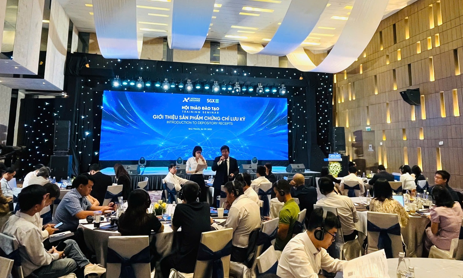 Đại diện Sở Giao dịch Chứng khoán Singapore trả lời các câu hỏi của các công ty chứng khoán thành viên, công ty quản lý quỹ.