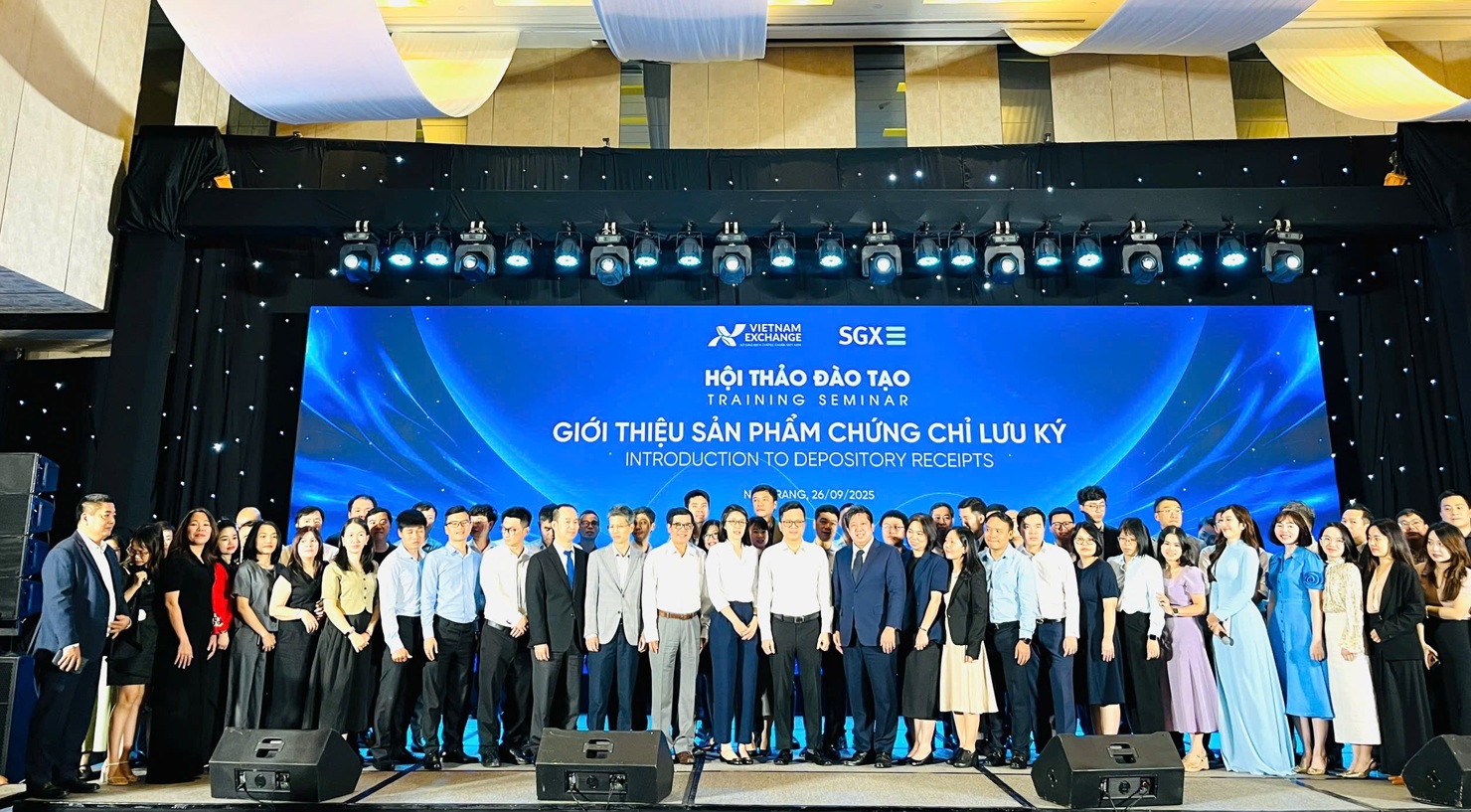 Các đại biểu chụp ảnh lưu niệm.