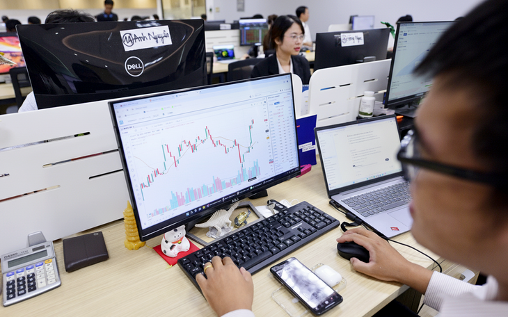 Nhiều cổ phiếu về giá hợp lý sau tháng 'liêu xiêu', chứng khoán sắp tới ra sao? - Ảnh 2.