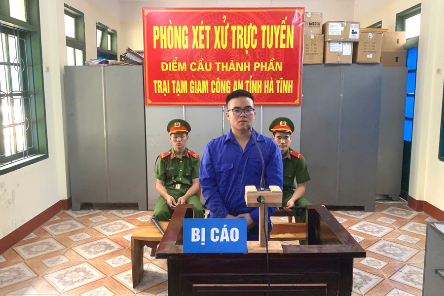 Bị cáo Trần Quang Huy tại điểm cầu thành phần Trại tạm giam Công an tỉnh Hà Tĩnh. Ảnh: H.T