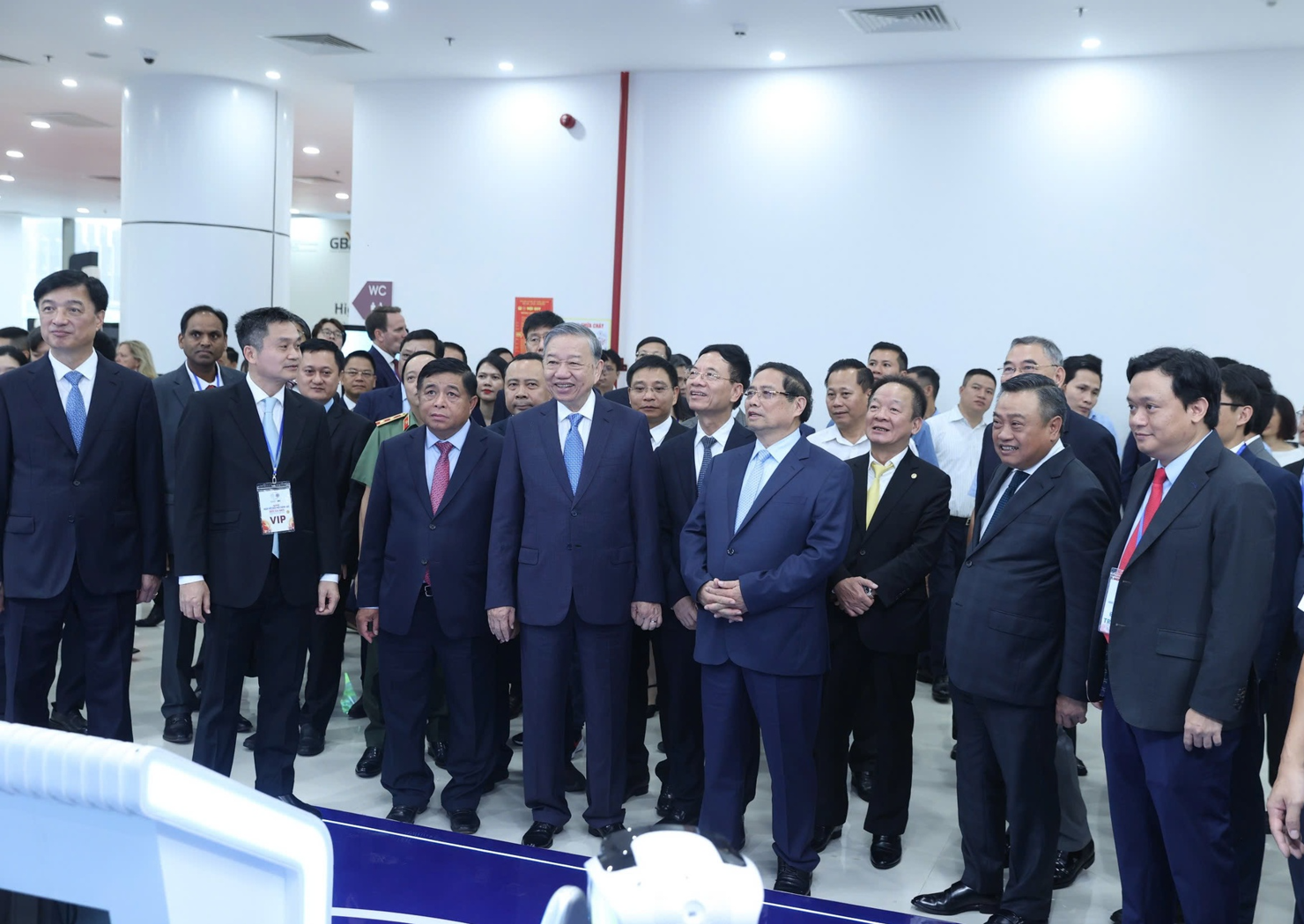 Tổng Bí thư Tô Lâm, Thủ tướng Phạm Minh Chính và các đại biểu tham quan Triển lãm Đổi mới sáng tạo