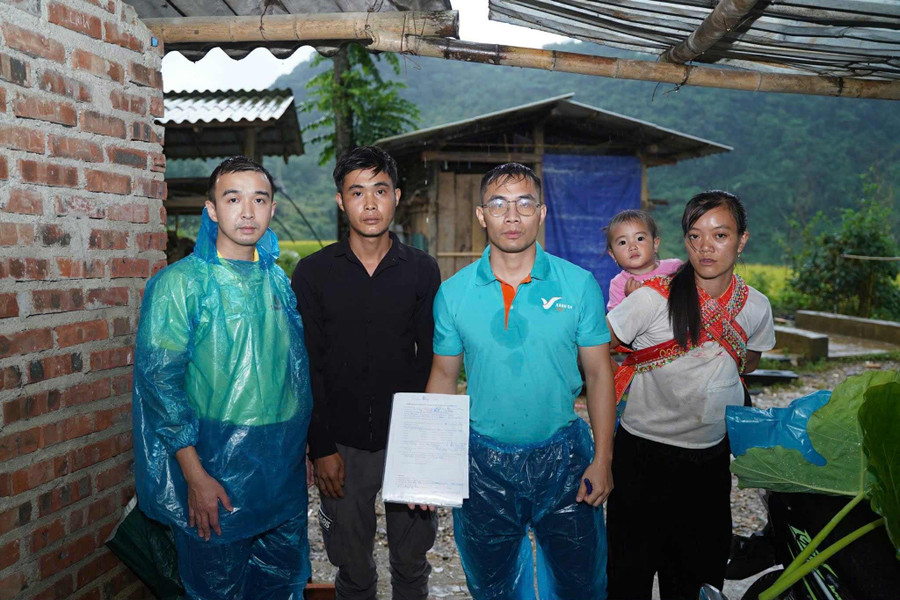 Nhân viên Tập đoàn Vingroup đồng hành cứu trợ đồng bào sau bão Yagi.