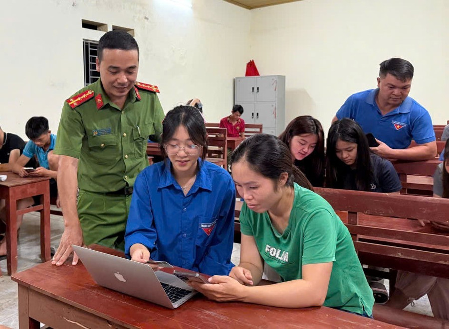 Lớp học “Bình dân học vụ số” do Công an xã Long Cốc và Đoàn thanh niên xã tổ chức.