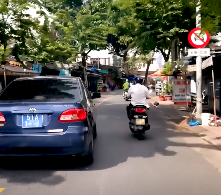 Xử phạt lái xe biển xanh đi vào đường cấm ở TP.HCM - Ảnh 1.