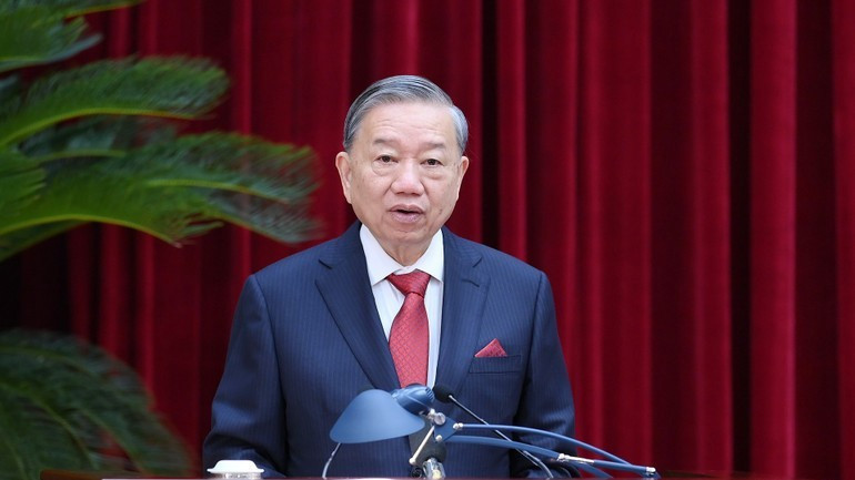 Thưa các đồng chí Ủy viên Bộ Chính trị, Ủy viên Ban Bí thư, Ủy viên Trung ương Đảng!  