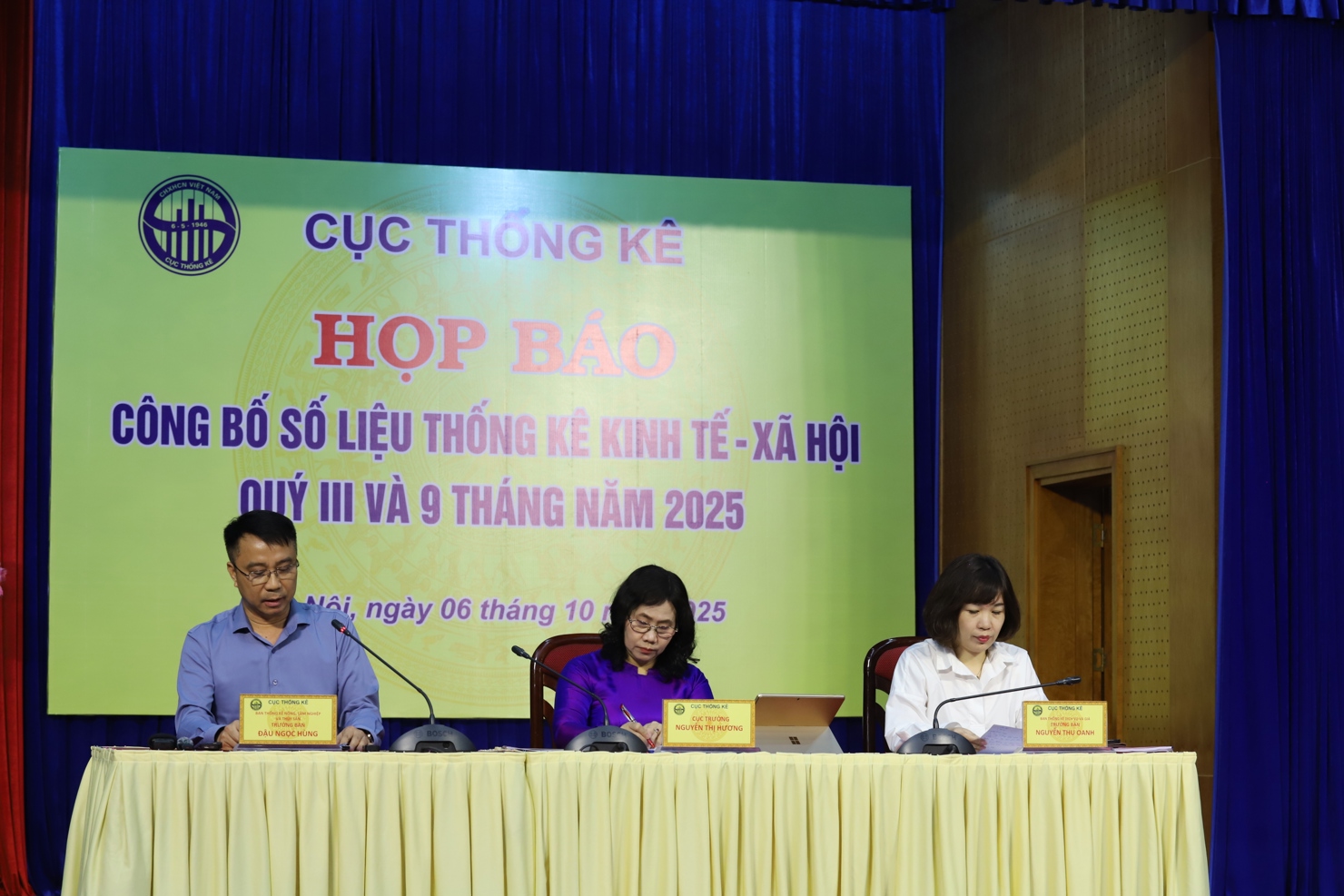 Bà Nguyễn Thị Hương - Cục trưởng Cục Thống kê cùng lãnh đạo các đơn vị trực thuộc đã trả lời các câu hỏi của phóng viên tại buổi Họp báo. 