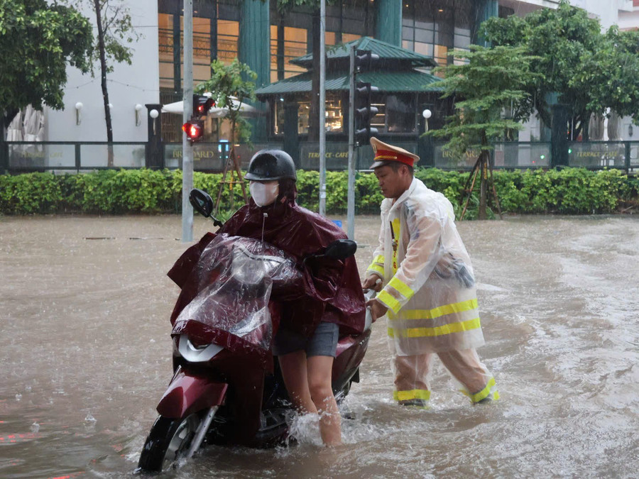 Nhiều điểm giao thông ở Thủ đô vẫn ngập sâu trong nước. (Ảnh TL)