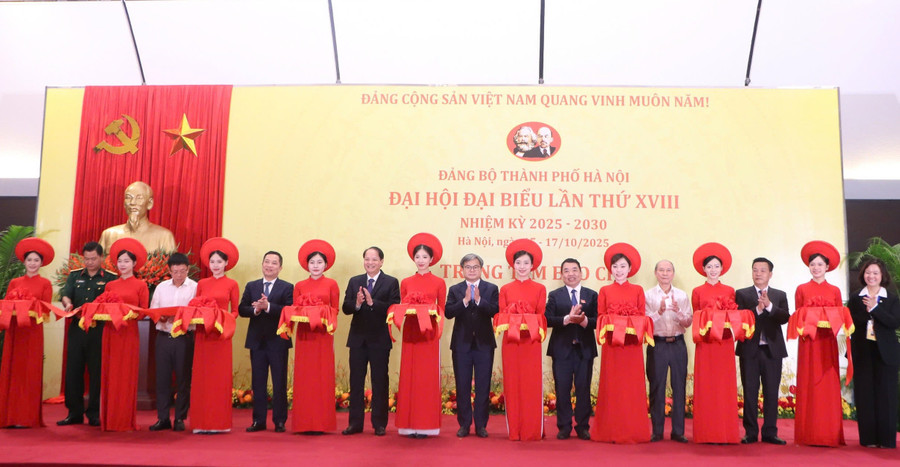 Đại biểu thực hiện nghi thức cắt băng khai trương Trung tâm Báo chí phục vụ Đại hội đại biểu Đảng bộ TP Hà Nội lần thứ XVIII.