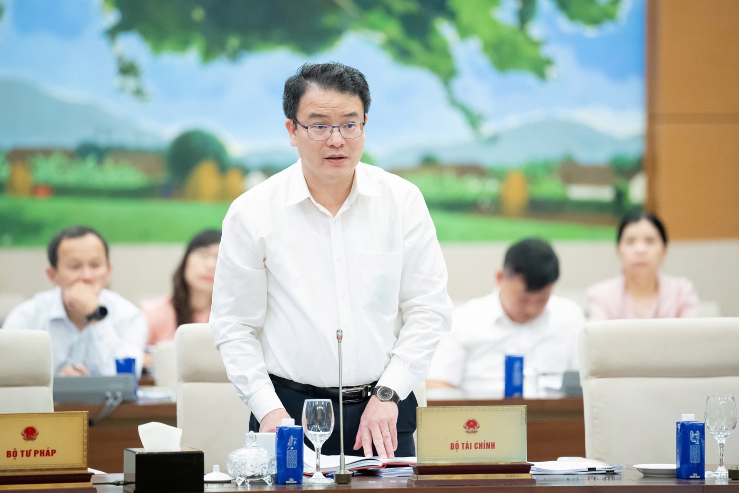 Thứ trưởng Bộ Tài chính Trần Quốc Phương trình bày tờ trình dự án Luật.